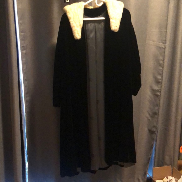 Gorgeous black high-quality velvet vintage fur-trimmed full length coat.ptp 20” - Picture 5 of 10